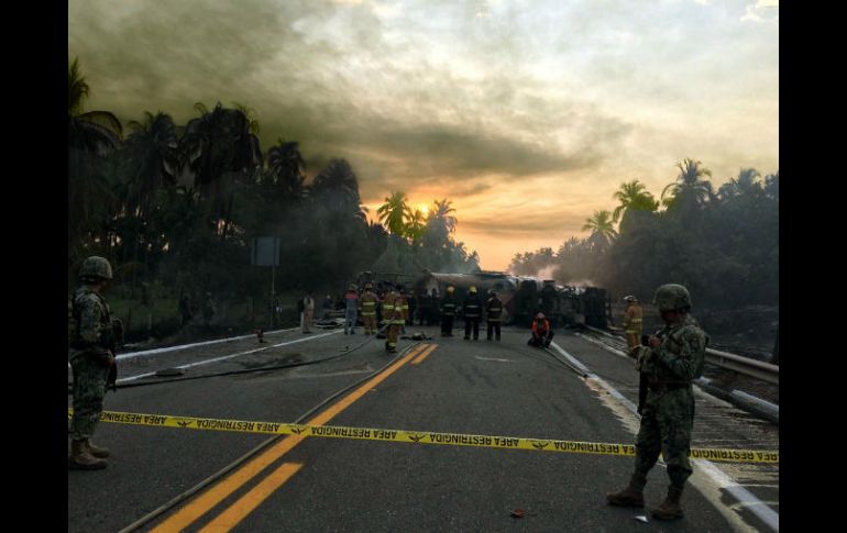 El choque entre un autobús de pasajeros y una pipa de combustible ocurrió esta mañana en la autopista Siglo XXI, en Guerrero. EFE /