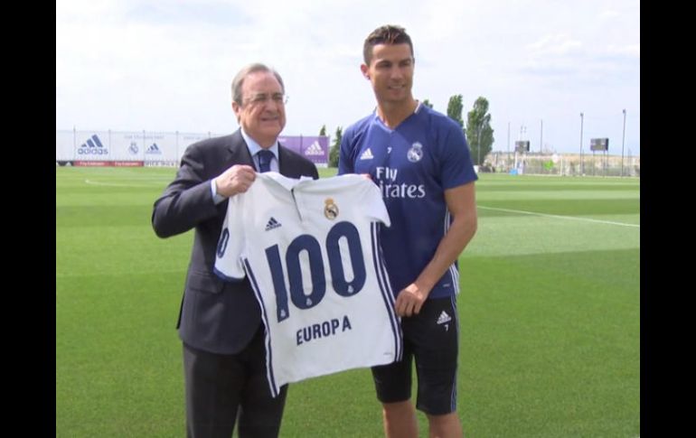 ''Quiero agradecer el regalo al Real Madrid, a mis compañeros y a la afición. Es un honor hacer 100 goles en Europa'', dijo. ESPECIAL / realmadrid.com