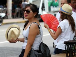 Es fundamental limitar el tiempo que se pasa en el Sol, hasta las 15:00 horas, que es cuando los rayos son más dañinos. NTX / ARCHIVO