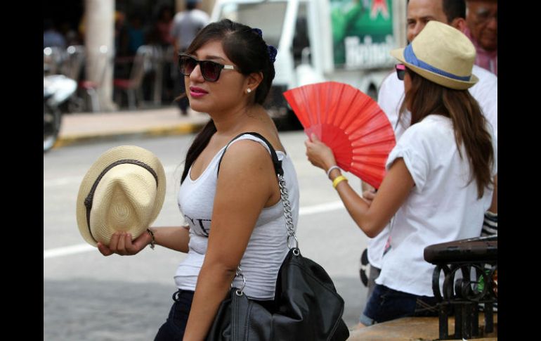 Es fundamental limitar el tiempo que se pasa en el Sol, hasta las 15:00 horas, que es cuando los rayos son más dañinos. NTX / ARCHIVO