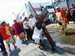 En la imagen se ve uno de los actores que representan a Jesús durante el Viacrusis. EL INFORMADOR / E. Barrera