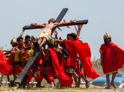 Un penitente filipino es crucificado durante la recreación de la pasión de Cristo del Viernes Santo. ESPECIAL / Xinhua