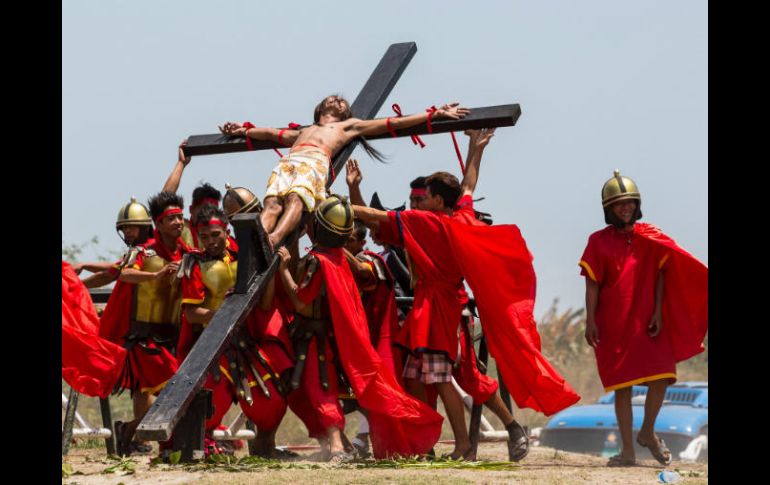 Un penitente filipino es crucificado durante la recreación de la pasión de Cristo del Viernes Santo. ESPECIAL / Xinhua