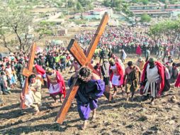 Resistencia. Miguel Alejo, 'Jesús', recorrió casi un kilómetro y medio cargando una cruz de 100 kilos. EL INFORMADOR / F. Atilano