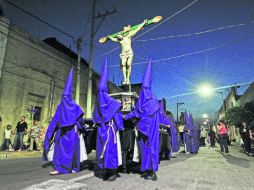 Conmemoración. Los cofrades intimidan a su paso con la capucha cónica que les cubre el rostro. EL INFORMADOR / E. Barrera