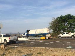 Pipa de gas involucrada en otro accidente en carretera a Colima ESPECIAL /