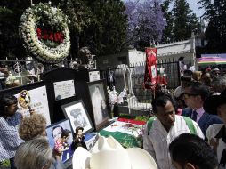 Desde temprano miles de personas acudieron a la tumba de Pedro Infante para homenajear al ídolo mexicano. SUN / C. Mejía