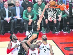 Grosero. Giannis Antetokounmpo hizo toda clase de encestes ante la mirada de los Raptors, que no lo detuvieron. AP / N. Dennete