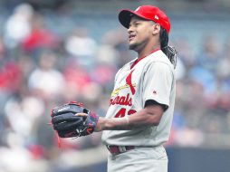 Martínez es el primer serpentinero en 24 años en MLB que otorga ocho pasaportes y receta 11 ponches en un juego. AFP / A. Hunger