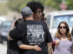 Padres de alumnos reunidos en el exterior de North Park. Las autoridades incrementaron las medidas de seguridad en la escuela. AP / R. Saxon