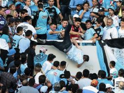 En imágenes difundidas se ve como una veintena de hinchas de Belgrano golpean a Balboy lo arrojan. AP / A. Corral