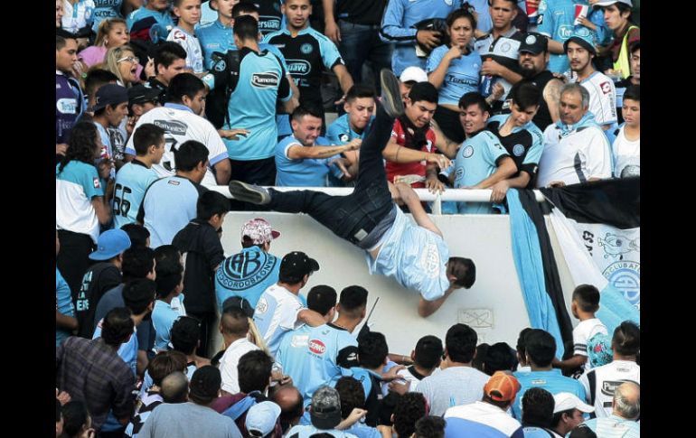 En imágenes difundidas se ve como una veintena de hinchas de Belgrano golpean a Balboy lo arrojan. AP / A. Corral