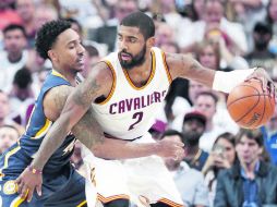 Kyrie Irving fue el motor ofensivo de los Cavaliers, al aportar 37 puntos anoche. AP / T. Dejak