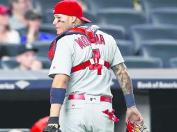 Yadier Molina, uno de los peloteros más importantes de los Cardenales, cometió errores puntuales el fin de semana. AFP /