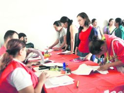 Finanzas. Mujeres interesadas en el apoyo por parte del Bansefi, en el poblado de Santa Cruz de las Flores. EL INFORMADOR / G. Gallo