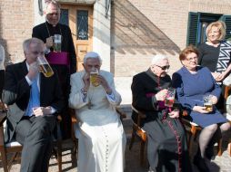 En las fotos se puede ver a un Joseph Ratzinger muy alegre, en buena salud y tomando cerveza junto a su hermano Georg. NTX / L'OSSERVATORE ROMANO