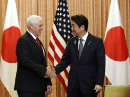 Mike Pence y Shinzo Abe se reunieron en la residencia oficial del primer ministro en Tokio. EFE / E. Hoshiko