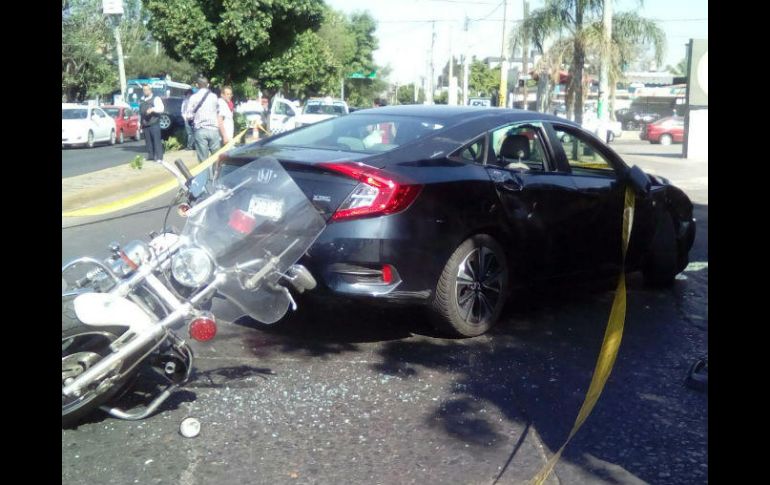 Al parecer, el vehículo dio una vuelta en U prohibida en la zona. ESPECIAL /