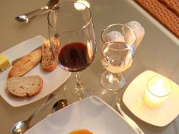 Empieza por lo más simple: elige un vino de mesa o tranquilo, que es básicamente decidirse entre un vino blanco, rosado o tinto. EL INFORMADOR / ARCHIVO