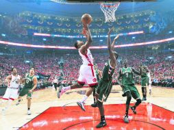 Kyle Lowry encabezó la ofensiva de los Raptors. En la imagen, realiza un tiro para sumar dos de los 22 puntos que consiguió ayer. AP / N. Denette