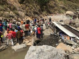 Fuerzas policiales y equipos de socorro se trasladan a la alejada zona donde se produjo la tragedia. AFP /