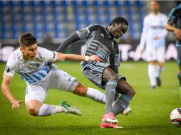 El gol de Pione Sisto (derecha), quien disputa el esférico con Ruslan Malinovsky, dio al Celta el pase a las Semifinales. AFP /  L. Claessen