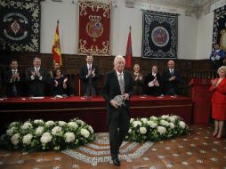 El escritor catalán Eduardo Mendoza, al centro, es aplaudido tras recibir ayer el Premio Cervantes de manos de Felipe VI, rey de España EFE /  J. HIdalgo