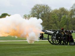 Para marcar la ocasión el ejército británico dispara cañones de salva en el parque de Hyde Park y en la Torre de Londres. EFE / W. Oliver