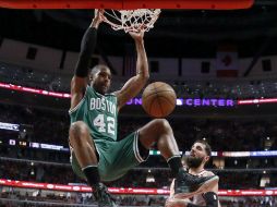 Al Horford, de los Celtics de Boston, clava el balón para conseguir dos de los 18 puntos que obtuvo ayer ante los Bulls de Chicago. AP / C. Rex