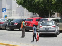 Sobre la calle Magisterio se observa un 'Apartalugares' junto a un menor de edad en la calle Magisterio. EL INFORMADOR / M. Vargas