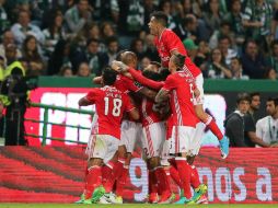 Los jugadores del Benfica se abrazan al término del partido contra el Sporting de Lisboa. EFE / M. Lopes