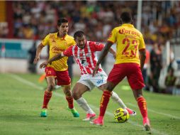 Jorge Zárate y Jefferson Cuero marcan a Nicolás Maturana, que al minuto 90+3 sentenció el partido. MEXSPORT / A. Juárez