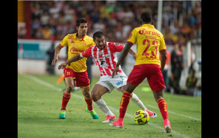 Jorge Zárate y Jefferson Cuero marcan a Nicolás Maturana, que al minuto 90+3 sentenció el partido. MEXSPORT / A. Juárez