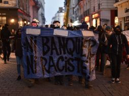 Manifestantes antifascistas aseguraron que tanto Macron como Le Pen representan los intereses de la oligarquía. AFP / J. Sebastien