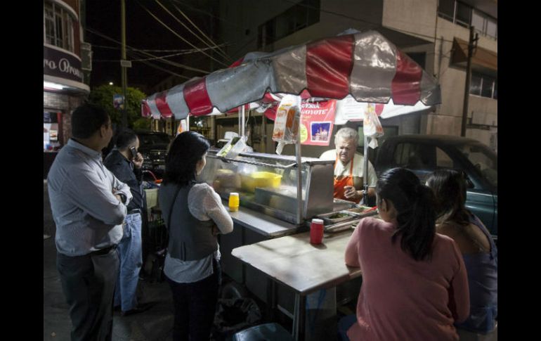 Aseguran que el consumo frecuente de alimentos en la calle puede provocar un aumento de peso de hasta 30 por ciento. EL INFORMADOR / ARCHIVO