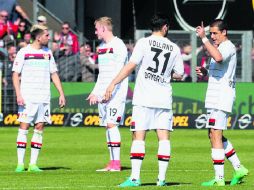 Javier “Chicharito” Hernández (derecha) salió de cambio al 63’ en la derrota de su equipo 2-1 ante el Friburg. TWITTER / @BAYER04