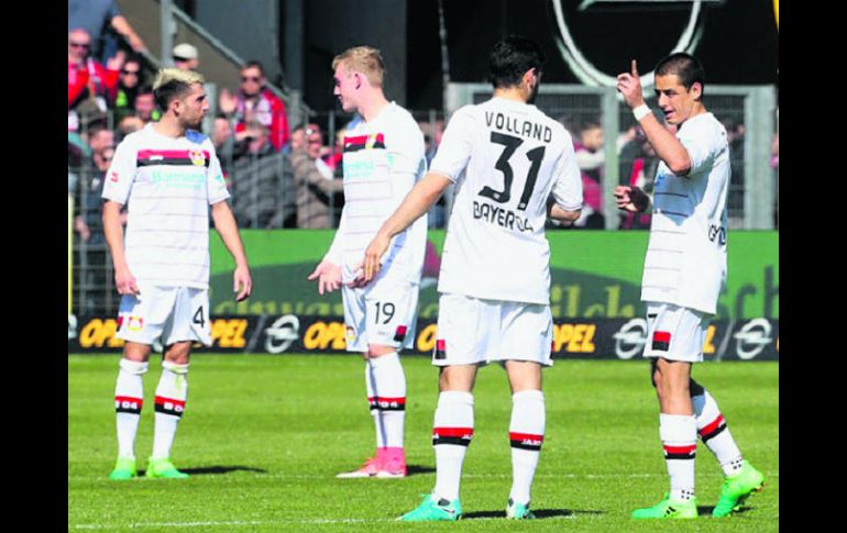 Javier “Chicharito” Hernández (derecha) salió de cambio al 63’ en la derrota de su equipo 2-1 ante el Friburg. TWITTER / @BAYER04