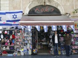 Israelíes suspenden sus actividades y guardan dos minutos de silencio mientras una sirena resuena por las calles de Jerusalén. EFE / A. Sultan