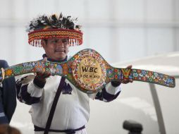 El fajín verde fue confeccionado con 40 mil piezas de micro chaquira de cristal y se emplearon 300 horas en su elaboración. EFE / S. Gutiérrez