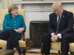 La conversación con Merkel habría llevado a Trump a ‘darse cuenta’ que les conviene tener un paco con la UE que con Inglaterra. AFP / ARCHIVO