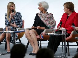 Ivanka Trump, Christine Lagarde y Angela Merkel, durante la mesa redonda. EFE / F. Trueba