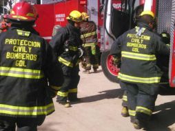 Con tres unidades en el sitio, los bomberos municipales se encargaron de suprimir la fuga para evitar riesgos en la zona. TWITTER / @@PCYBOMGDL