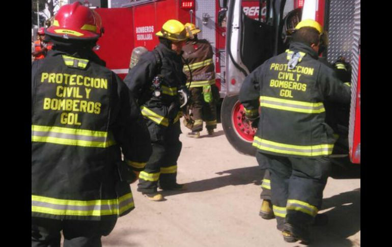 Con tres unidades en el sitio, los bomberos municipales se encargaron de suprimir la fuga para evitar riesgos en la zona. TWITTER / @@PCYBOMGDL