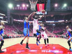 James Harden (#13) fue el conductor de la ofensiva de los Rockets al concluir la noche con 34 puntos. AP / D. Phillip