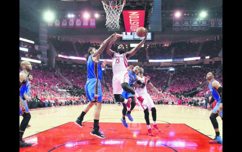 James Harden (#13) fue el conductor de la ofensiva de los Rockets al concluir la noche con 34 puntos. AP / D. Phillip