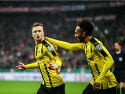 Marco Reus (I) anota el primer tanto del Dortmund. EFE / C. Bruna