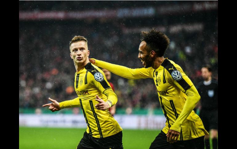 Marco Reus (I) anota el primer tanto del Dortmund. EFE / C. Bruna