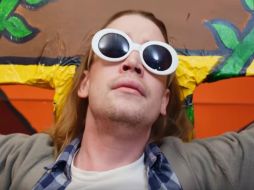 Kurt Cobain crucificado, interpretado por Macaulay Culkin, es el motivo central del video. YOUTUBE / Father John Misty