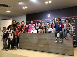 Al final, los niños, vestidos con las camisetas rojinegras, posaron para la foto del recuerdo con los jugadores. TWITTER / @atlasfc