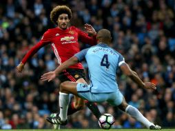 Los Red Devils se quedaron con 10 hombres en el tramo final por expulsión del belga Fellaini (I). EFE / N. Roddis